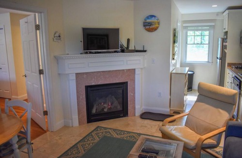 Dennis Port Condo | Completely updated 1 bedroom condo unit-steps to a shared private beach!