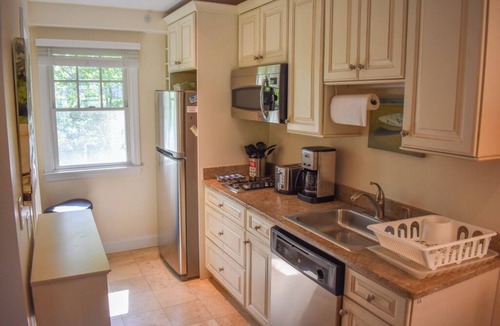 Dennis Port Condo | Completely updated 1 bedroom condo unit-steps to a shared private beach!