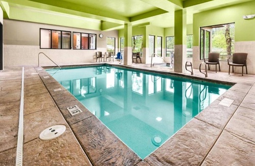 Gladstone House | Complimentary amenities include Breakfast Buffet !