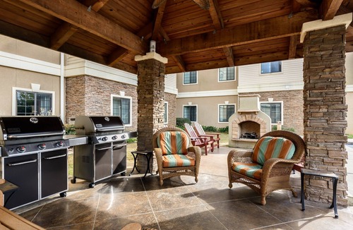 Oak Condo | Complimentary Breakfast Buffet + Free Wi-Fi | Short Drive to the Beach
