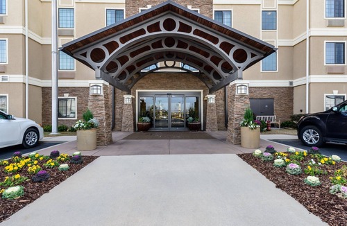 Oak Condo | Complimentary Breakfast Buffet + Free Wi-Fi | Short Drive to the Beach