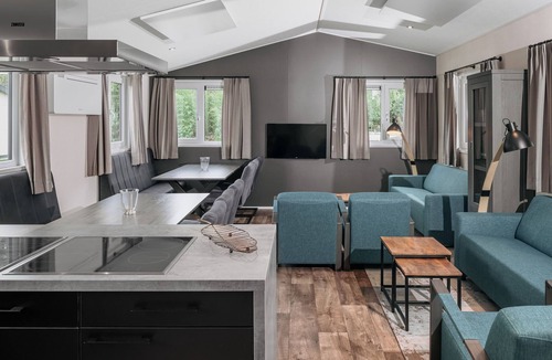 Zuideinde Ski Chalet | Composite group home with ac and sloop, in a holiday park in beautyful Giethoorn