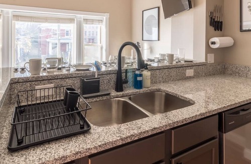 Mount Adams Condo | ★Condo for 4★Parking★Washer+Dryer★Nr Eden Park★