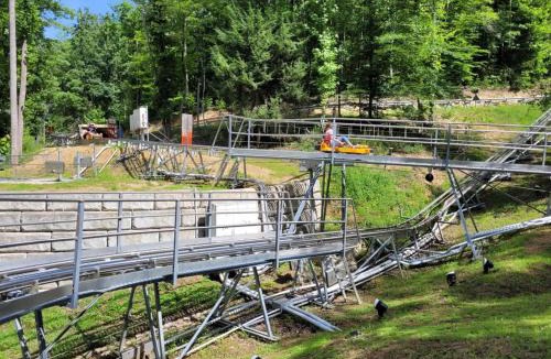 Pigeon Forge House | Condo for 6, Pool, Gym, Patio, 1 Block to Parkway , Seasonal Outdoor Pool with Lazy River, Near Dollywood & Smoky Mountains, 24H Hospitality, Cozy Living Space