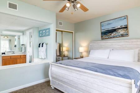 Pigeon Forge House | Condo for 6, Pool, Gym, Patio, 1 Block to Parkway , Seasonal Outdoor Pool with Lazy River, Near Dollywood & Smoky Mountains, 24H Hospitality, Cozy Living Space
