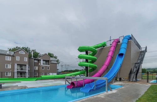 Beaupre Condo | Condo: Heated pool & spa + gym + fireplace + AC