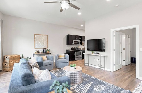 Hillsboro Village Condo | Condo Near Belmont, Vanderbilt, Music Row with Free Parking