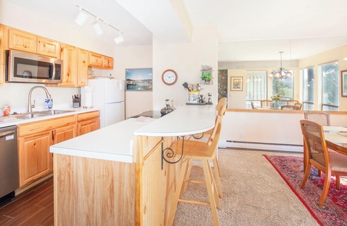 Dillon Condo | Condo On Lake Dillon - Walk to Shops, Beautiful Views, Pool, & Hot Tubs