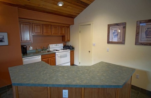 Dillon Condo | Condo On Lake Dillon - Walk to Shops, Beautiful Views, Pool, & Hot Tubs
