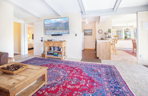 Dillon Condo | Condo On Lake Dillon: Walk to Shops, Beautiful Views, Pool, & Hot Tubs