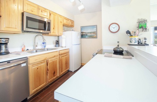 Dillon Condo | Condo On Lake Dillon: Walk to Shops, Beautiful Views, Pool, & Hot Tubs