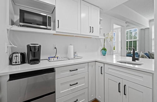 Palm Beach Condo | Condo/Pool/StepsToBeachDine/Island 1br