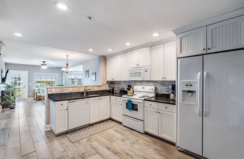 Indian Rocks Beach Condo | Condo with Breathtaking Views on Water Park & 4 Free Passes, 4min Walk to Beach