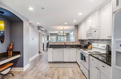 Indian Rocks Beach Condo | Condo with Breathtaking Views on Water Park & 4 Free Passes, 4min Walk to Beach