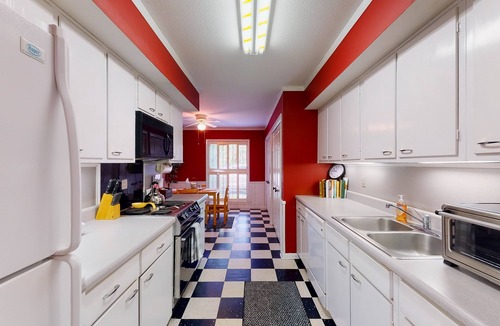 Saint Simons Island Condo | Condo with central AC, washer/dryer, shared outdoor pool, & on-site golf