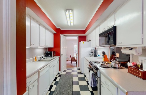 Saint Simons Island Condo | Condo with central AC, washer/dryer, shared outdoor pool, & on-site golf