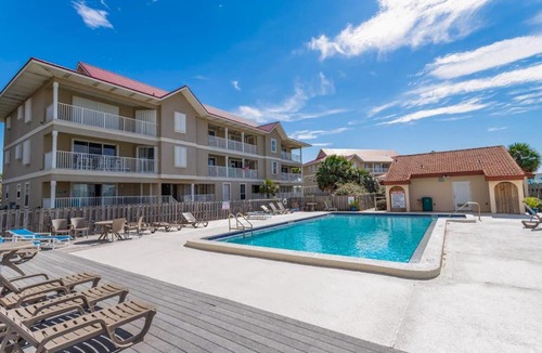 Navarre Beach House | Condo with private balcony pool grills central AC & WD
