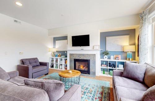 Seaside House | Condo with riverfront view - close to beaches & town - walk everywhere