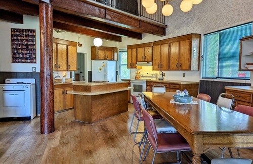 Division No. 11 House | Conjuring Creek Cabin on Wizard Lake