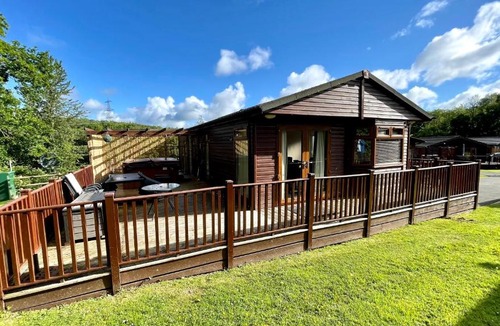 Liverton House | Conkers Lodge for 6 with Hot Tub & Secluded Decking - Spa Resort in Devon