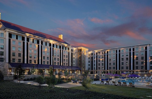 Whitehaven Hotel | Connecting Double Queen Courtyard View-Steps to Graceland -Perfect for Families!