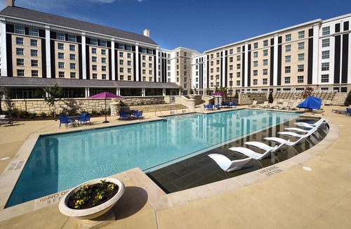 Whitehaven Hotel | Connecting Double Queen Courtyard View-Steps to Graceland -Perfect for Families!