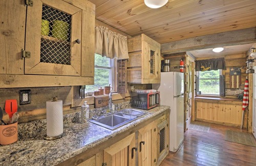 Bernhards Bay Cottage | Constantia Cabin Escape > 2 Mi to Lake Oneida