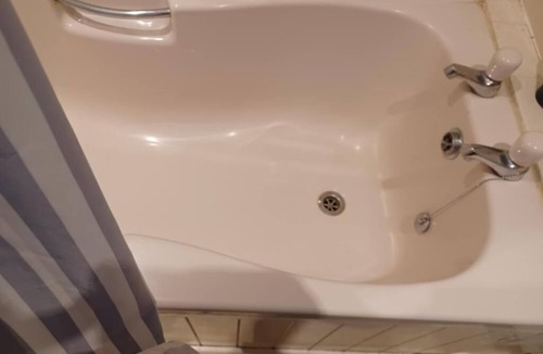 Shepton Mallet Bed & Breakfast | Constantine Court Homestay nShared bathroom with owner