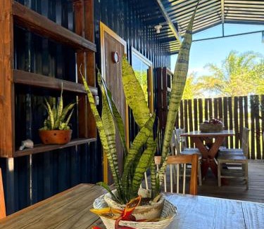 Mogiquicaba House | Container Azul na beira do rio e a poucos metros do mar em mogiquiçaba bahia