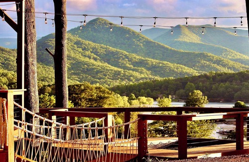 Hiawassee Cabin | Container Treehouse by Hiawassee Glamping