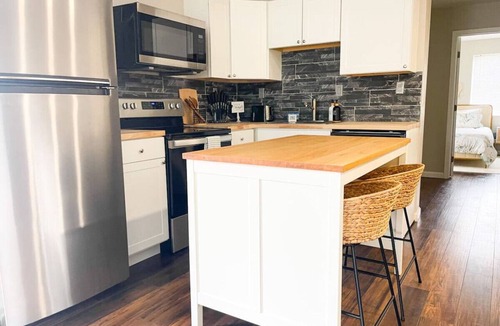 Avondale Apartment | *Contemporary 1 BR by Xavier & Downtown w/ parking