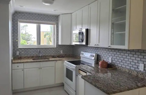 Sunrise Park Condo | Contemporary 2-bed 2-bath condo.