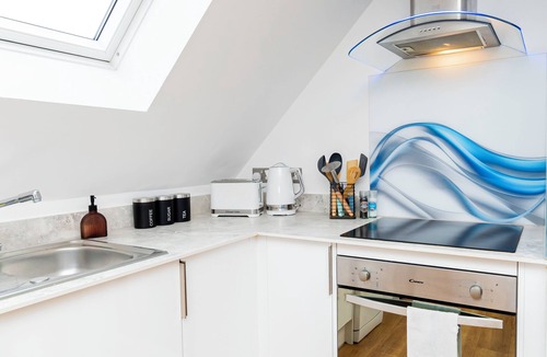 Southampton Apartment | Contemporary 2-Bed Penthouse in a central location, perfect for business or leisure. Enjoy modern interiors, fast Wi-Fi, and all the comforts of home in a sleek, city stay.