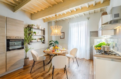 Montecarlo Apartment | Contemporary 2 Bedrooms Apartment in Montecarlo