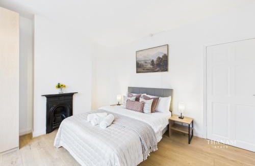 Oadby House | Contemporary 2BR House Free Parking 2 Baths sleeps 5 Oadby