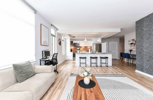Crystal City Apartment | Contemporary 2BR with Gym, Parking & Rooftop Views