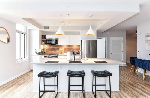 Crystal City Apartment | Contemporary 2BR with Gym, Parking & Rooftop Views