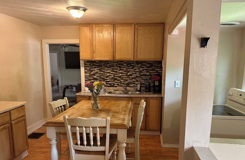 Springfield House | Contemporary 3 Bd Home w/ Jacuzzi Tub