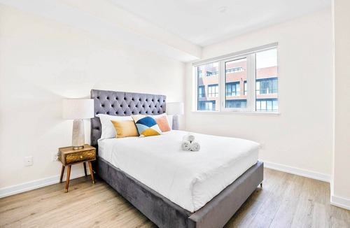 Harwood Hotel | Contemporary 3BR+Den Suite Overlooking the City near High Park