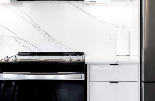 Harwood Hotel | Contemporary 3BR+Den Suite Overlooking the City near High Park