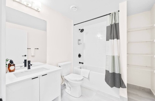Harwood Hotel | Contemporary 3BR+Den Suite Overlooking the City near High Park