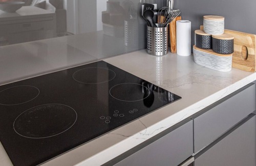 Preston Apartment | Contemporary Apt, cafes, wifi, trams & parking