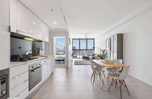 Fortitude Valley Apartment | Contemporary 1-Bed with Pool Near Brisbane River
