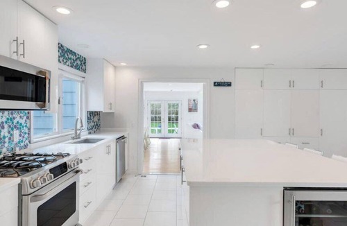Bridgehampton House | Contemporary Bridgehampton Retreat with Heated Pool & Tennis Court, Ideal.