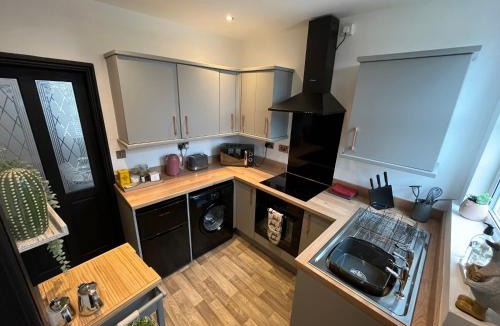 Barnsley House | Contemporary & Chic inner terrace 5 mins from Barnsley town centre