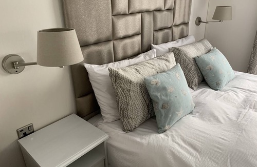 New Milton Cabin | contemporary clift top lodge close to the beach