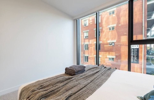 Windsor Apartment | Contemporary-designed and close to 'The Alfred'