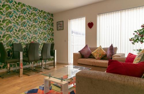 Trumpington Apartment | Contemporary & Exquisite Trumpington Townhouse with Parking & 5 mins to Addenbrookes & Papworth hospitals