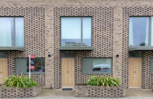 Trumpington Apartment | Contemporary & Exquisite Trumpington Townhouse with Parking & 5 mins to Addenbrookes & Papworth hospitals