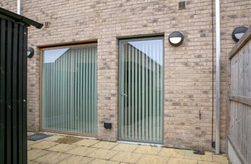 Trumpington Apartment | Contemporary & Exquisite Trumpington Townhouse with Parking & 5 mins to Addenbrookes & Papworth hospitals